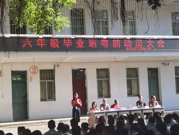 厉兵秣马酬壮志，扬帆起航续华章――漫画18
毕业班期末考试动员大会