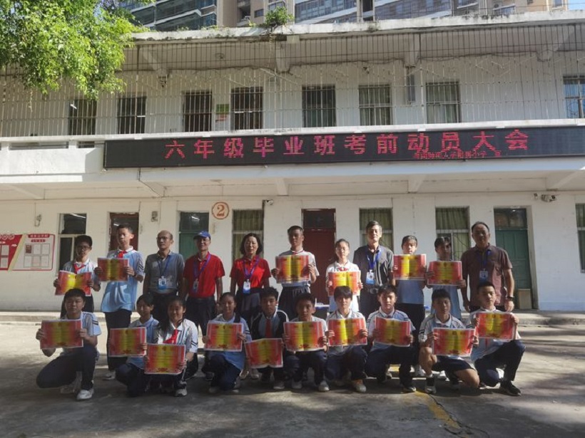 厉兵秣马酬壮志，扬帆起航续华章――漫画18
毕业班期末考试动员大会