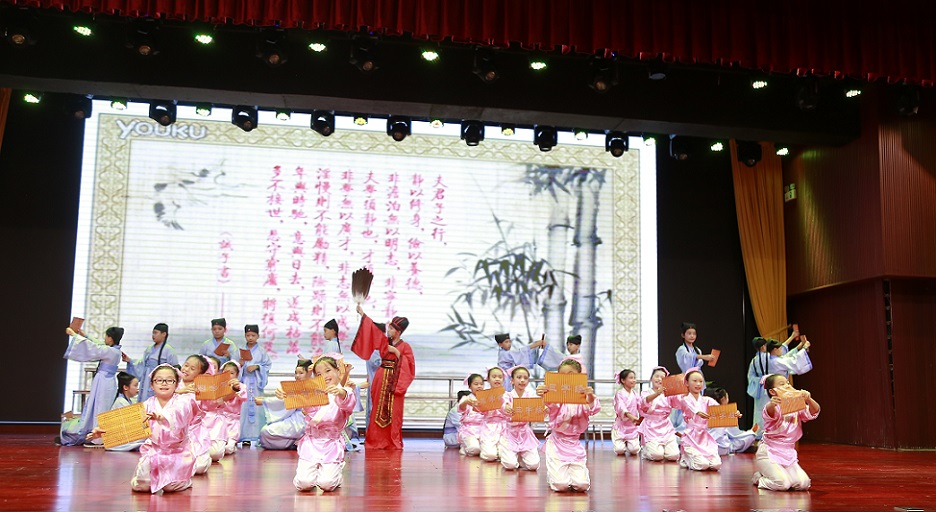 漫画18
实验小学喜迎中国共产党百年华诞暨庆“六一”国际儿童节文艺汇演