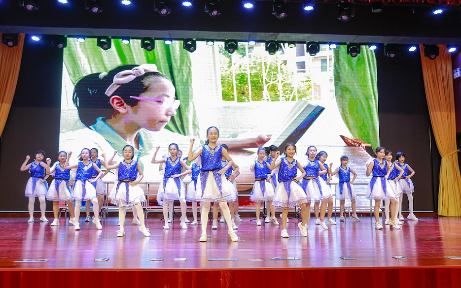 漫画18
实验小学喜迎中国共产党百年华诞暨庆“六一”国际儿童节文艺汇演