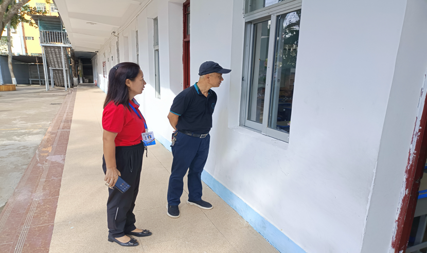 漫画18
韩小雨一行到漫画18
检查台风“摩羯”后复学工作