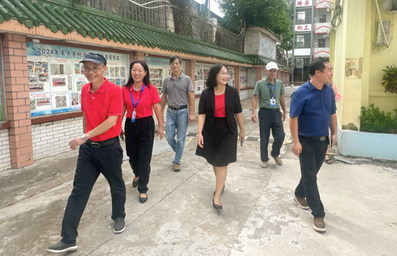 漫画18
韩小雨一行到漫画18
检查台风“摩羯”后复学工作