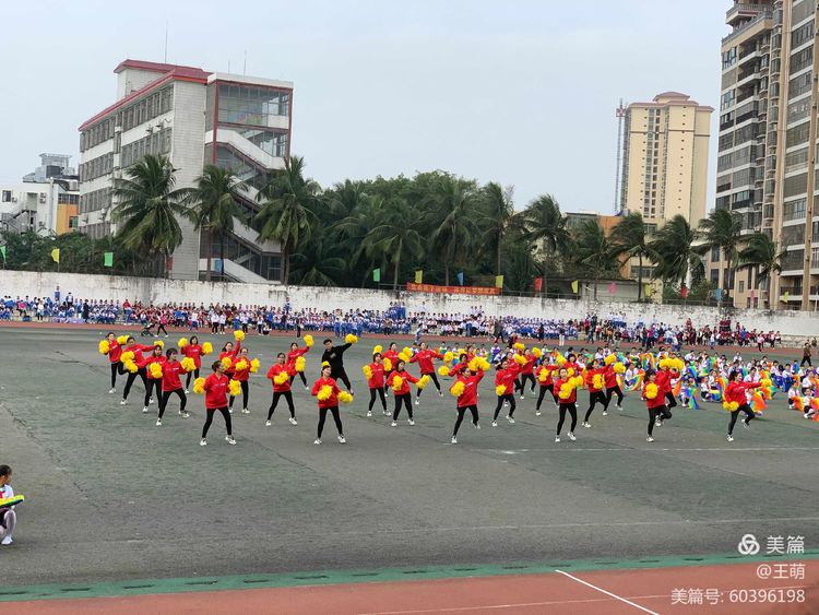 运动健儿志高扬，挥汗驰骋显锋芒――漫画18
实验小学第十届田径运动会